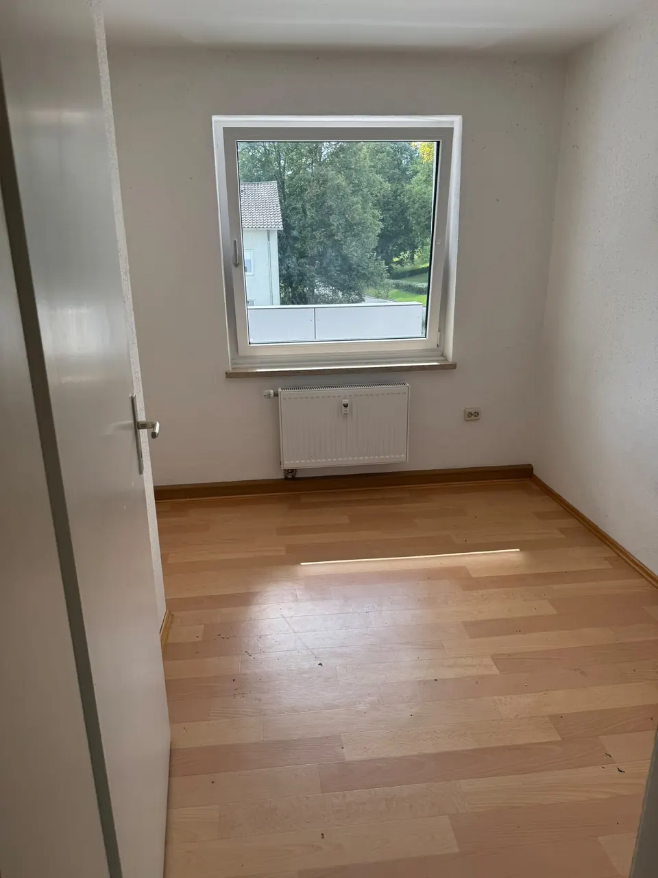 Leerer Abstellraum nach der Räumung