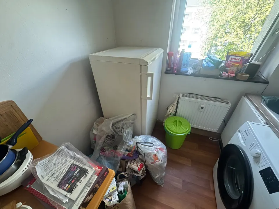 Abstellraum mit Kühlschrank und Säcken vor der Räumung