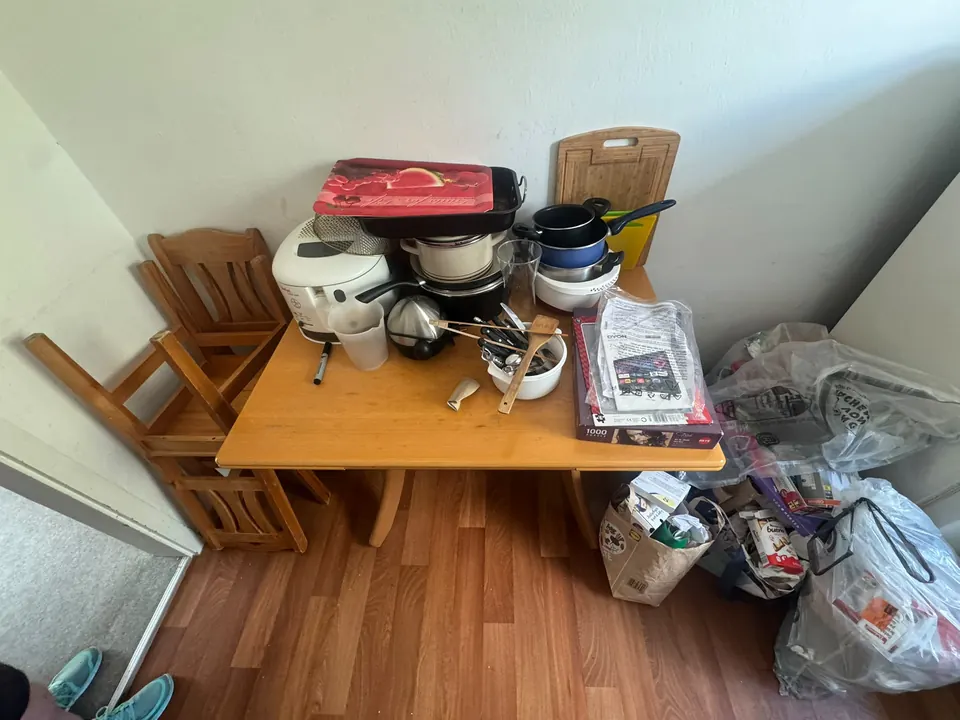 Essbereich mit Hausrat vor der Räumung