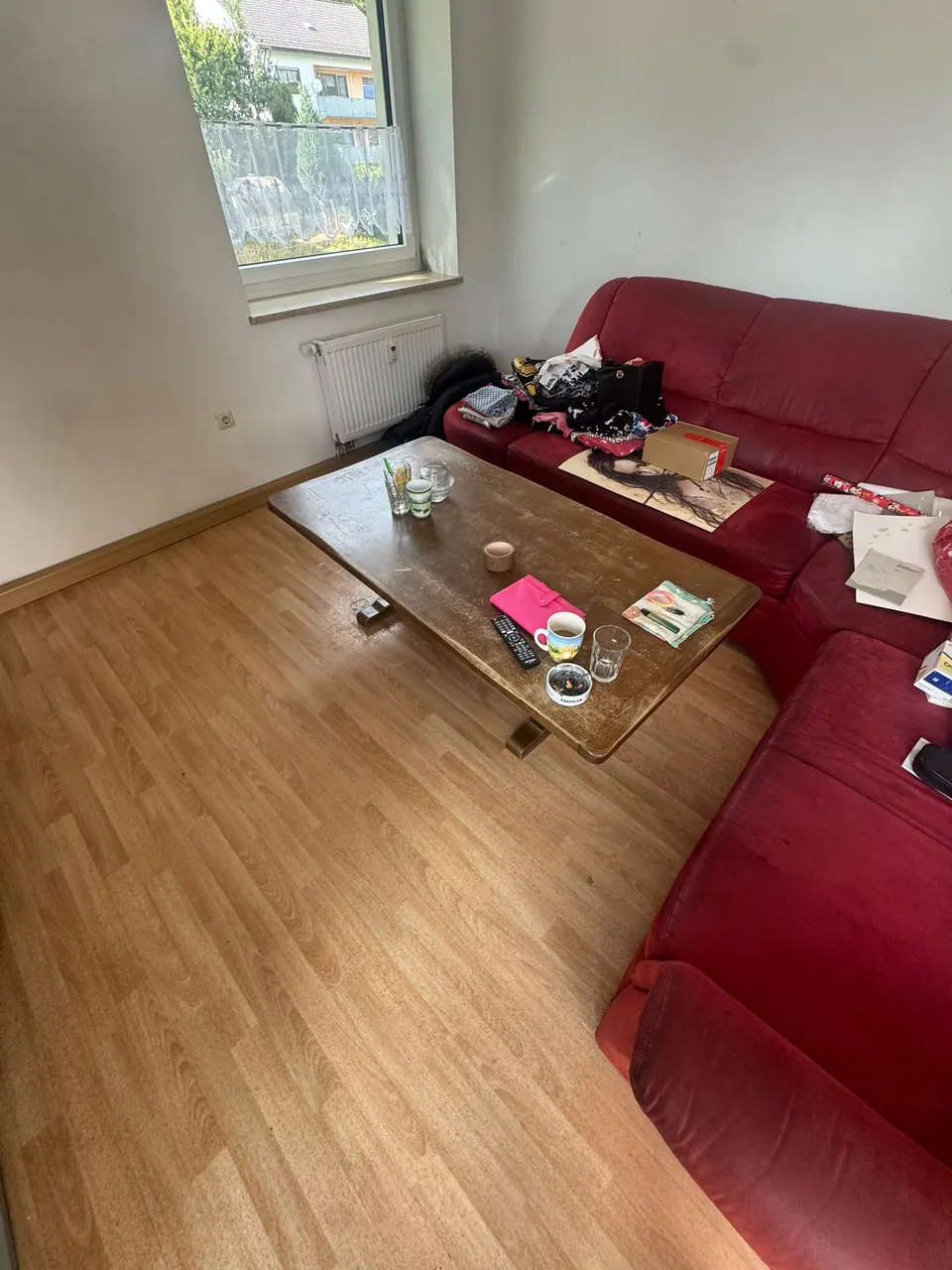 Wohnzimmer mit Ecksofa vor der Räumung