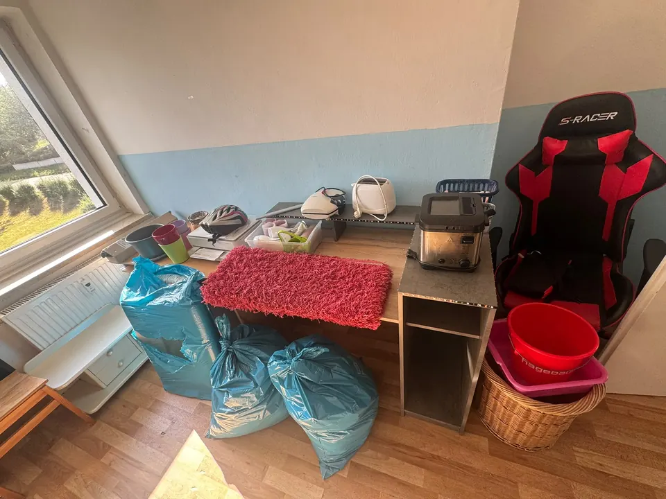 Zimmer mit Möbeln und Säcken vor der Räumung